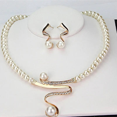 Necklace and earrings with natural pearls
