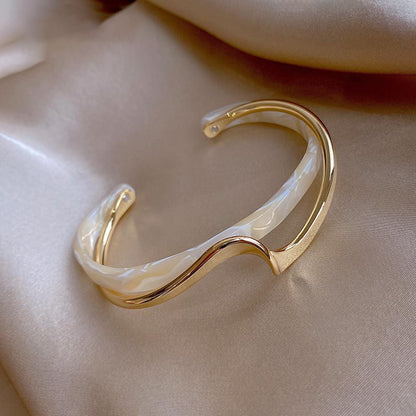 Bracelet with golden opal sheen | Gold