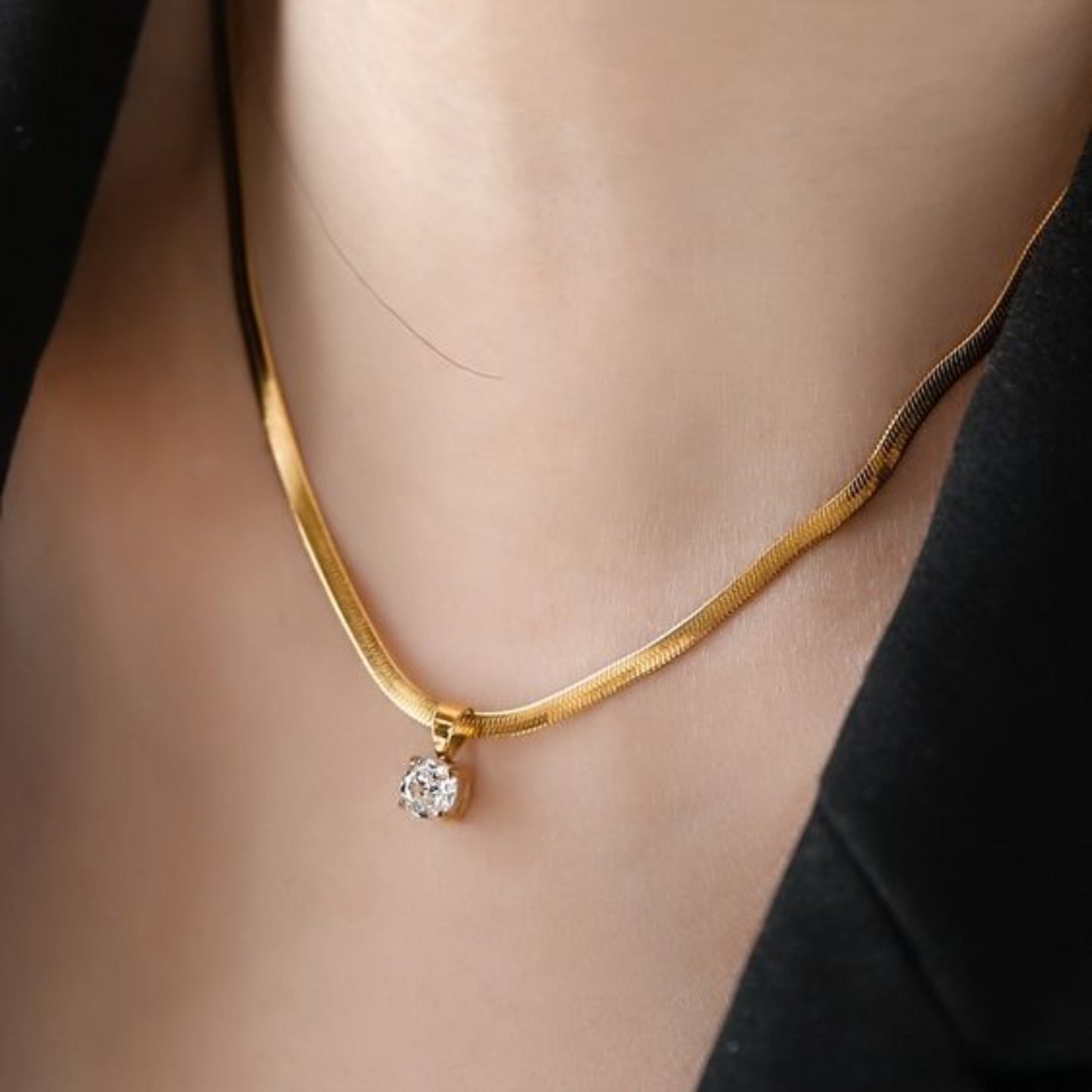 Elegant Necklace with Rhinestone Pendant | Gold