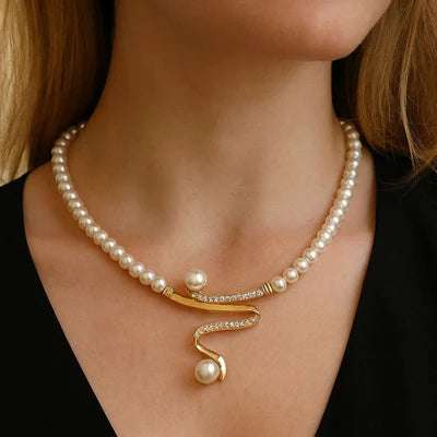 Necklace and earrings with natural pearls