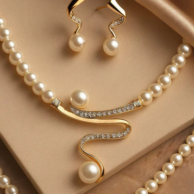Necklace and earrings with natural pearls