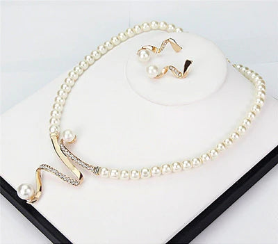 Necklace and earrings with natural pearls