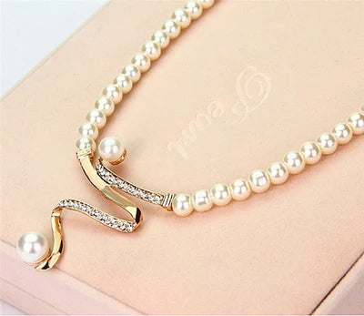 Necklace and earrings with natural pearls