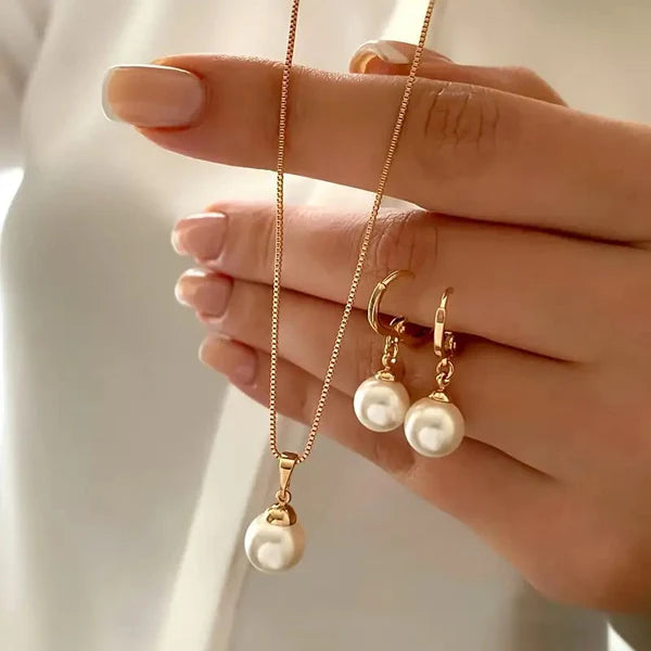 Jewelry set with pearls from Golden Grace | Gold